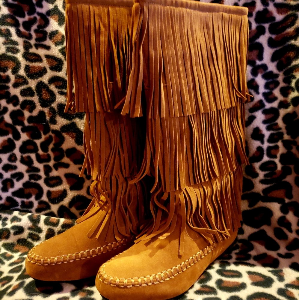 NEW Knee-high fringe boots